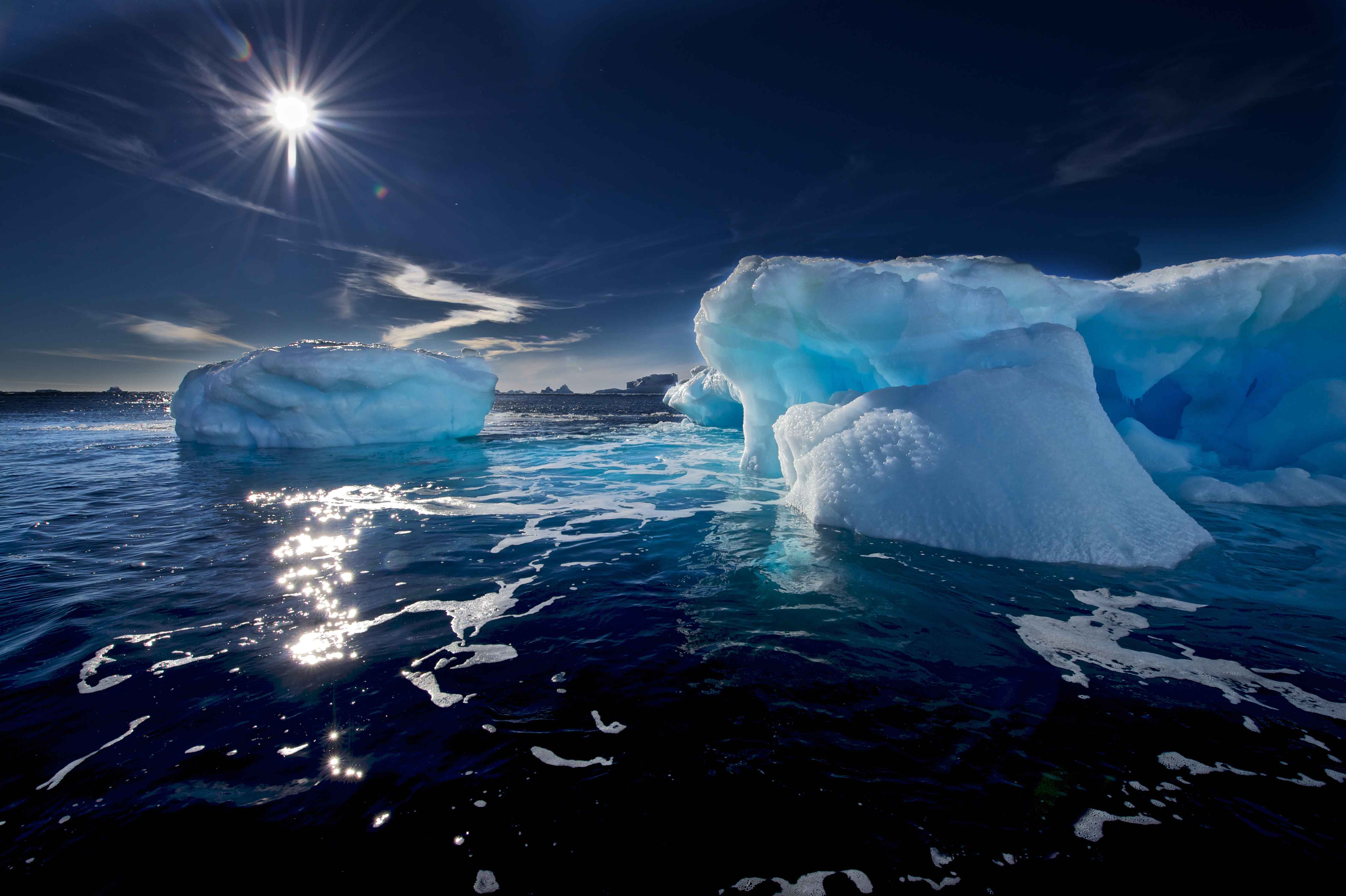 Blue-icebergs-in-the-Ross-Sea_Michael-Martin-Oceanwide-Expeditions